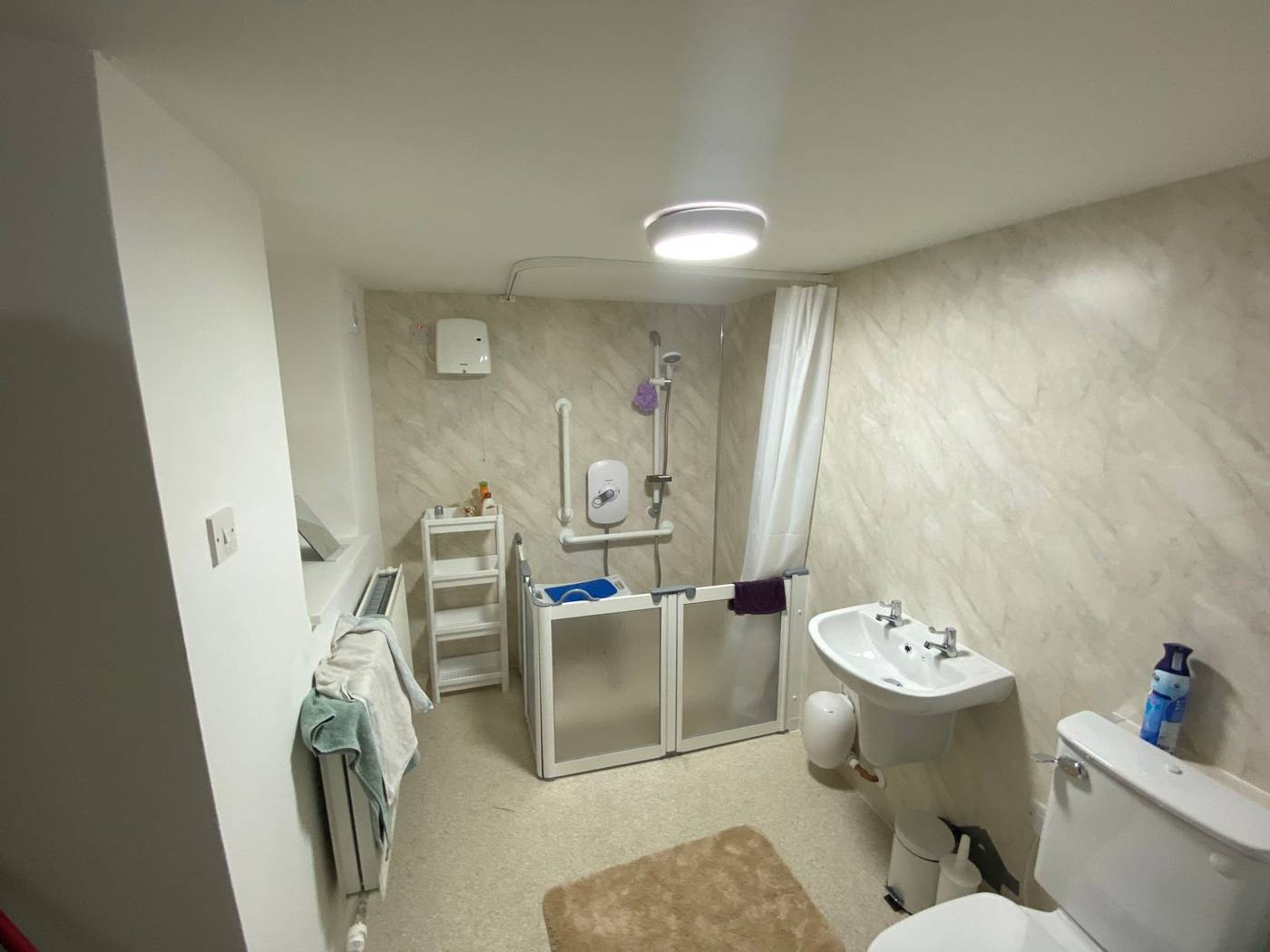 An accessible wet room fitted by CPS Ltd